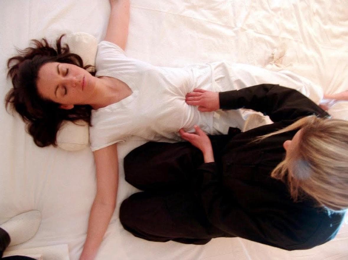 Marina Gorina durante un massaggio e trattamento Shiatsu olistico